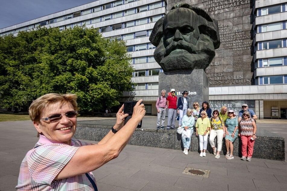 Monika Charis aus Waldenburg fotografiert ehemalige Studienfreunde, die sich bewusst die Kulturhauptstadt für ihr Treffen ausgewählt haben.