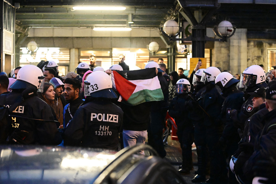 Trotz Verbots der Veranstaltung versammelt sich eine Gruppe von pro-palästinensischen Demonstranten vor dem Hauptbahnhof in Hamburg.