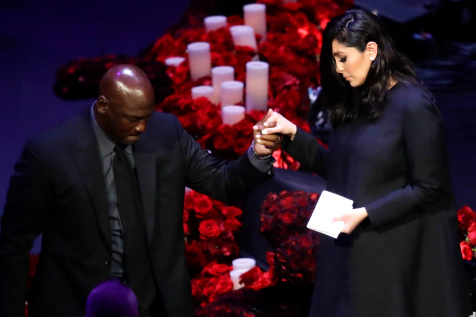 Februar 2020: Vanessa Bryant wird von Michael Jordan von der Bühne geholfen, nachdem sie während einer Gedenkfeier für ihren Mann Kobe und die gemeinsame Tochter Gianna im Staples Center in Los Angeles gesprochen hat.