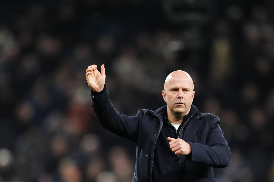 Arne Slot (47) erhob ernste Vorwürfe gegen Foul-Übeltäter Micky van de Ven (24).