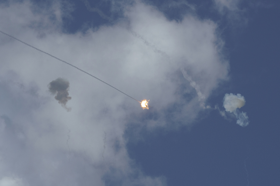 Das israelische Luftabwehrsystem Iron Dome feuert, um eine aus dem Gazastreifen abgeschossene Rakete abzufangen.