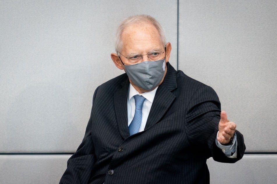 Wolfgang Schäuble (CDU), Bundestagspräsident, wartet mit einem Mund-Nasen-Schutz auf den Beginn der 177. Sitzung des Bundestags und geestikuliert.