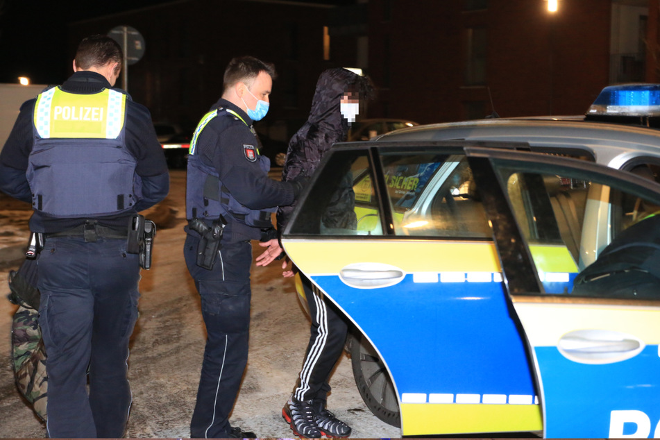 Polizisten bringen den jungen Mann aufs Revier.