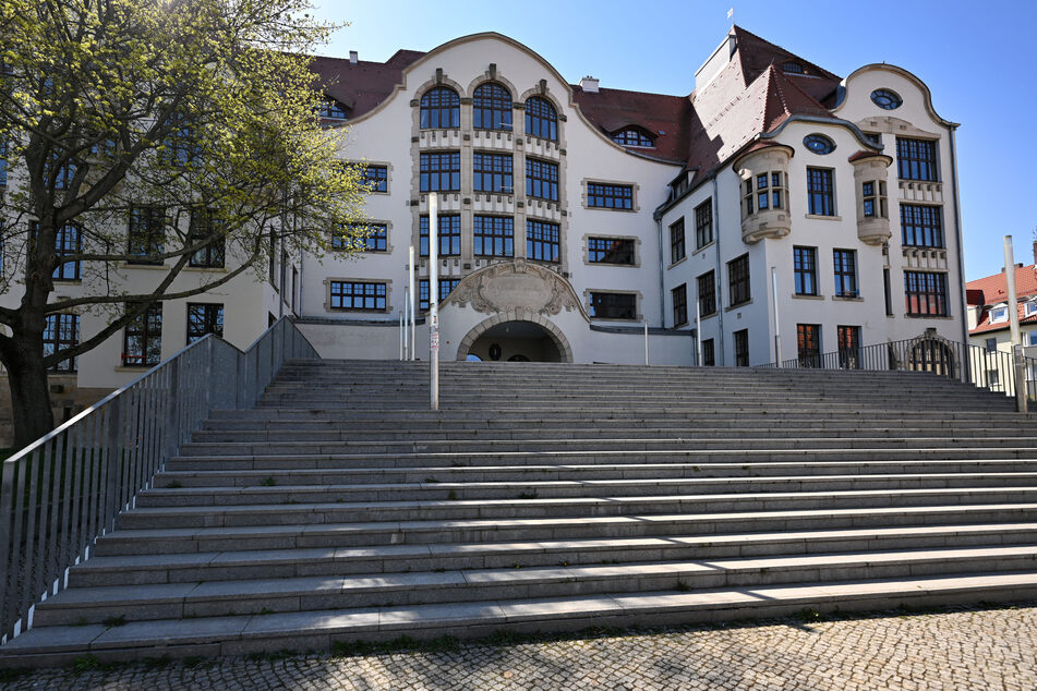 Die Polizei rückte am Mittwoch zum Erfurter Gutenberg-Gymnasium aus. Ein 18-Jähriger war schwarz gekleidet in die Schule gelaufen, er wollte wohl nur zu einer Abi-Feier.