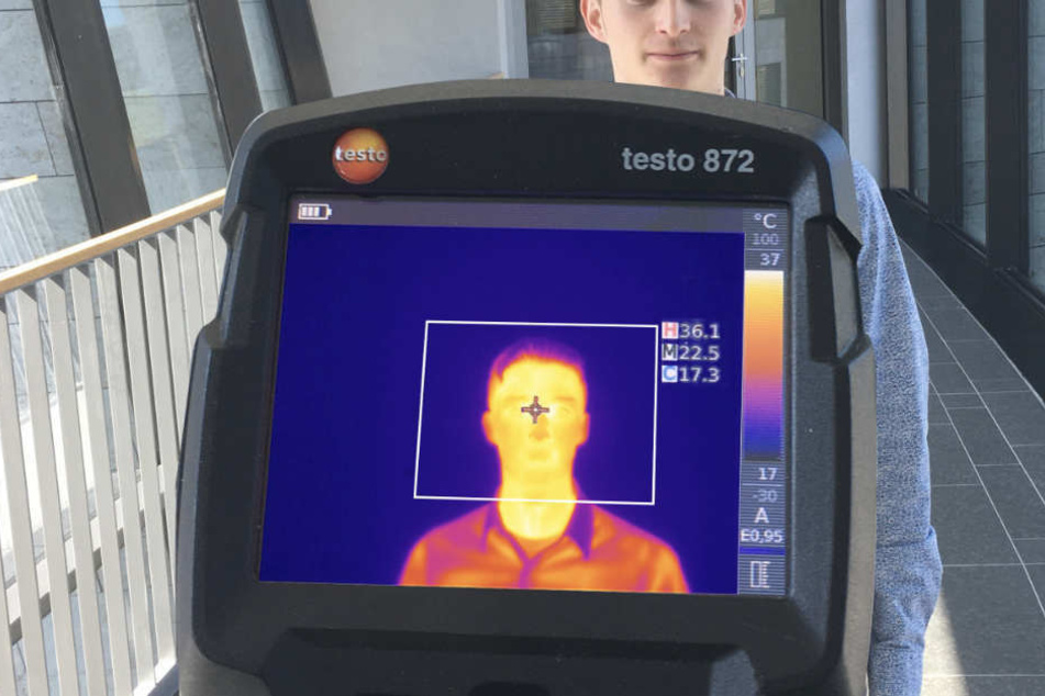 Eine Wärmebildkamera des Herstellers Testo aus Lenzkirch ermittelt die Temperatur einer Testperson. Das Unternehmen verzeichnet im Zuge der Corona-Pandemie eine höhere Nachfrage nach diesen Geräten.