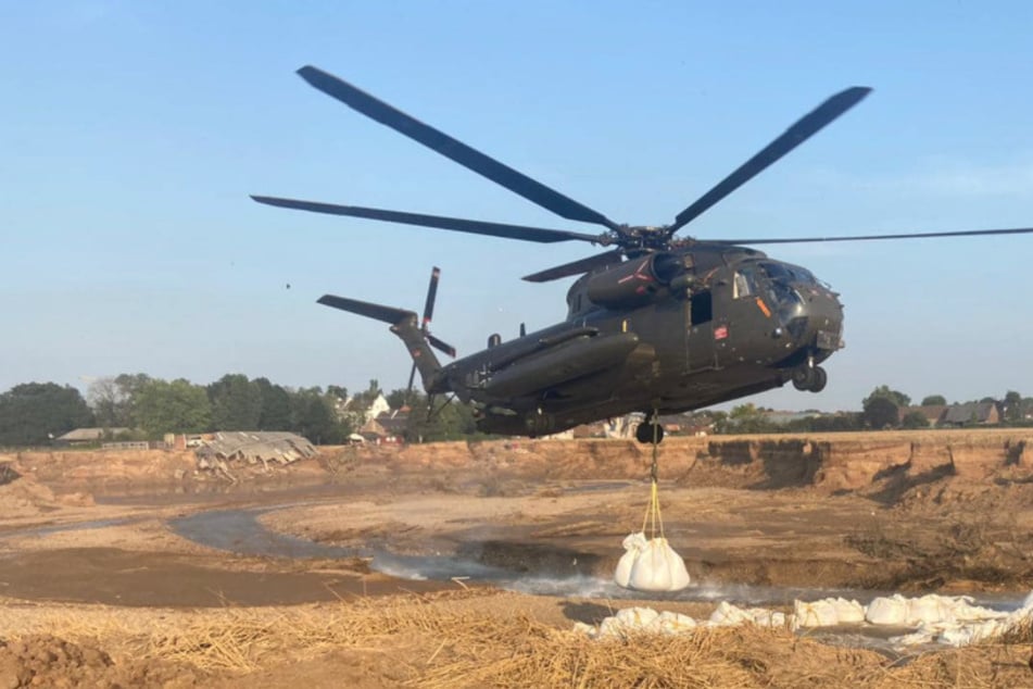 So reparieren Bundeswehr und Helfer die riesige Abbruchkante nach dem Hochwasser