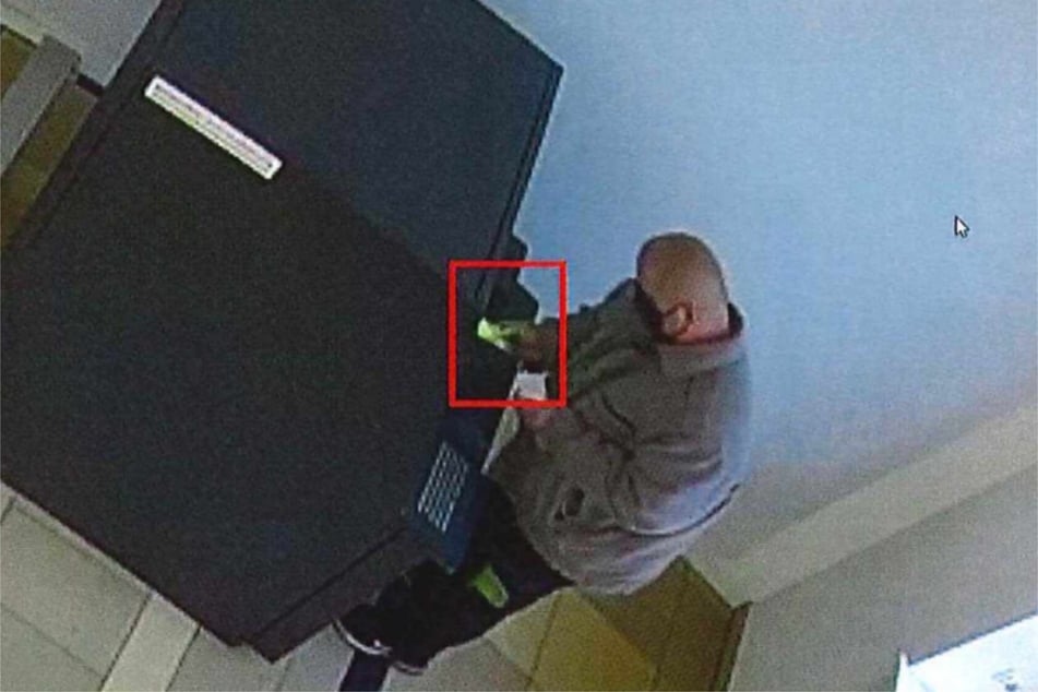 Der Dieb hat mehrfach Geld mit einer gestohlenen Karte abgehoben.