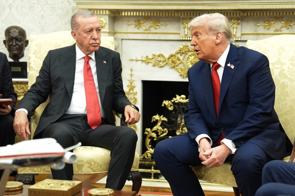 US-Präsident Donald Trump (79, r.), trifft sich mit dem türkischen Präsidenten Recep Tayyip Erdogan (71) im Oval Office des Weißen Hauses.