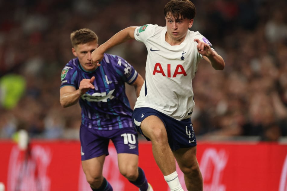 Mikey Moore (19, r.) wurde bei Tottenham Hotspur ausgebildet und kann sowohl auf den offensiven Außen als auch der Zehnerposition eingesetzt werden.