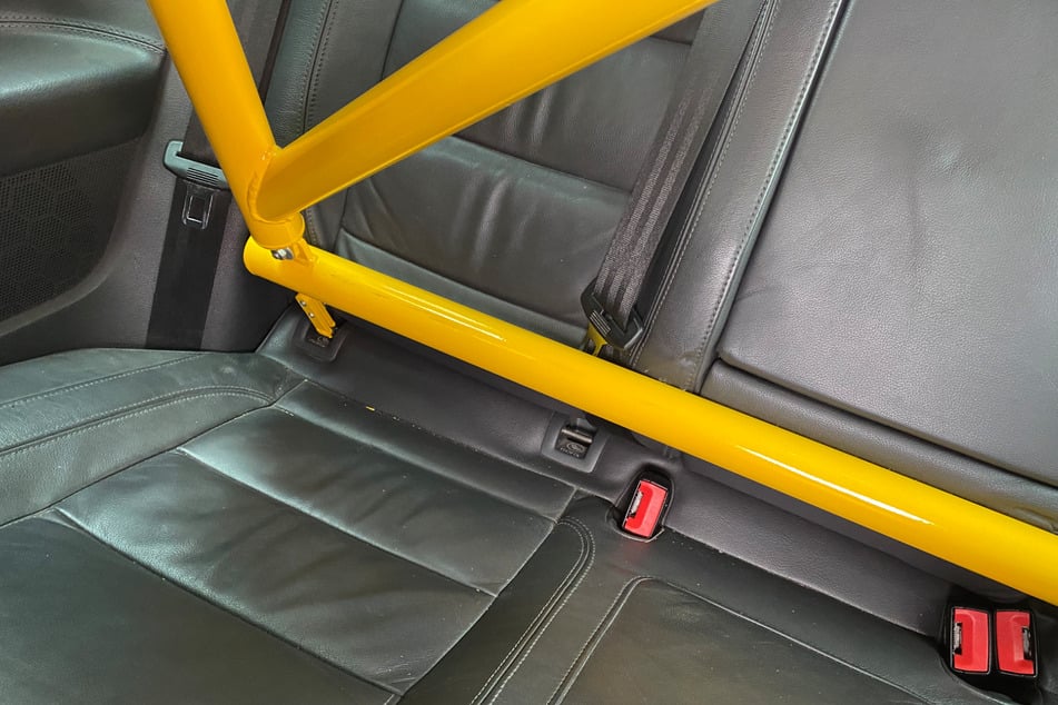 Der Überrollkäfig im Inneren ist in der Isofix-Halterung für den Kindersitz befestigt.