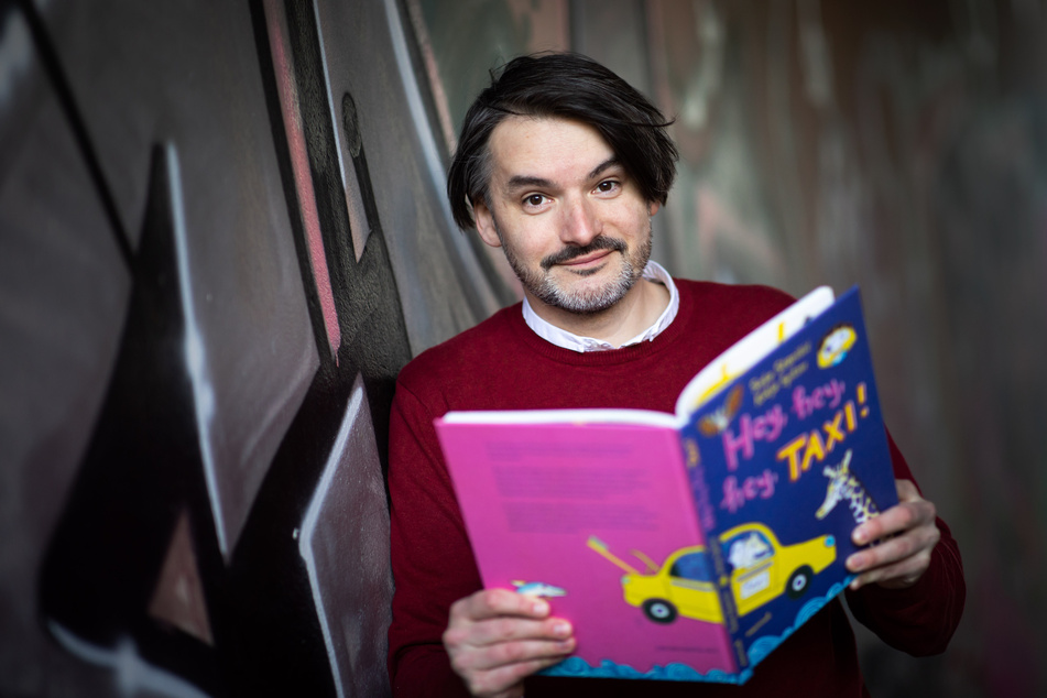 Der Hamburger Schriftsteller Saša Stanišić (43) zeigt sein neues Kinderbuch "Hey, hey, hey, Taxi!".
