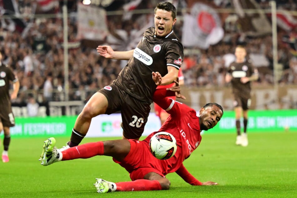 Sinnbild für das Spiel: Der FC St. Pauli und der VfL Wolfsburg schenkten sich im Duell der Bundesliga-Absteiger überhaupt nichts.