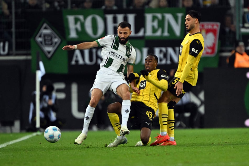 Gladbach-Akteur Franck Honorat (28, l.) und Dortmunds Jamie Gittens (20) kämpfen um den Ball.