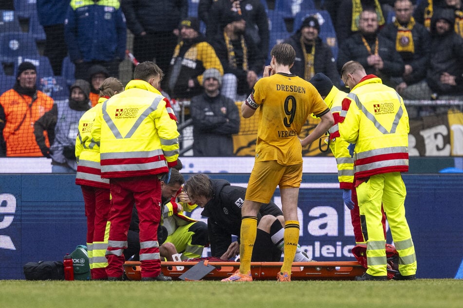 Boris Tomiak liegt mit großen Schmerzen am Boden.