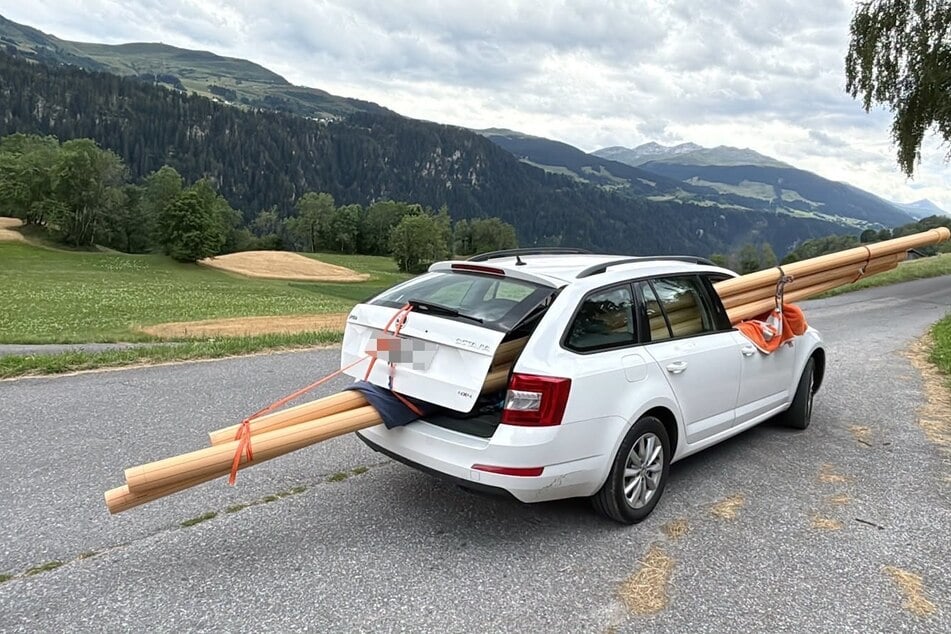 Ohne die vorgeschriebene Kennzeichnung ragten die Rohre aus dem Fahrzeug heraus.