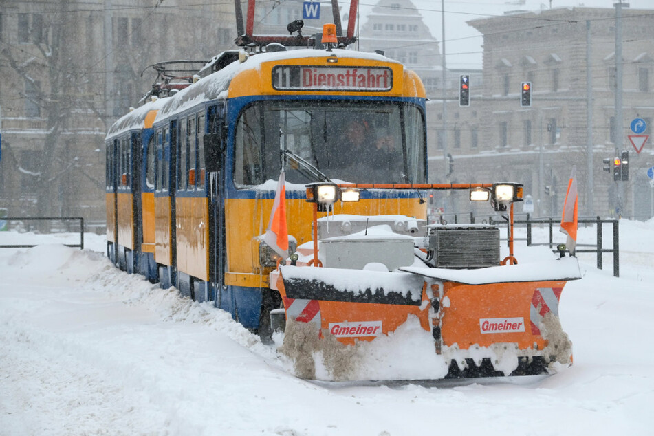 Nur mit Schneepflug ging es: Heftige Schneefälle hatten am Montag den Leipziger Personennahverkehr zum Erliegen gebracht.