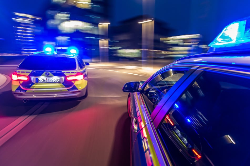 Mehrere Streifenwagen und Einsatzkräfte des SEK waren in der Nacht zum Sonntag in Köln-Nippes notwendig. (Symbolbild)