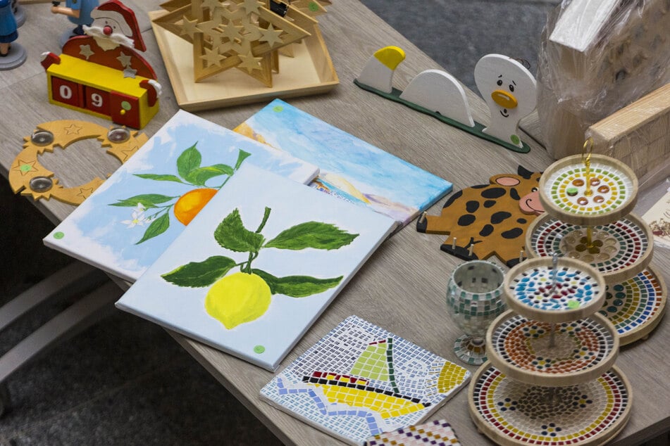 Selbst kleine Gemälde - auf Leinwand, natürlich - waren im Angebot.