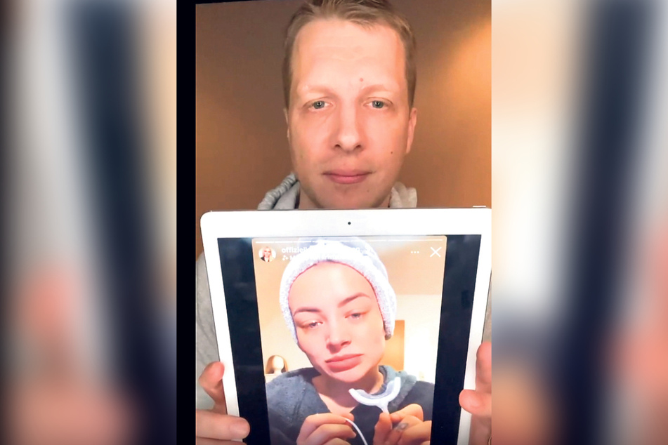 Oliver Pocher (42) zeigt auf dem Tablet die Instagram-Werbung von Aline Bachmann.