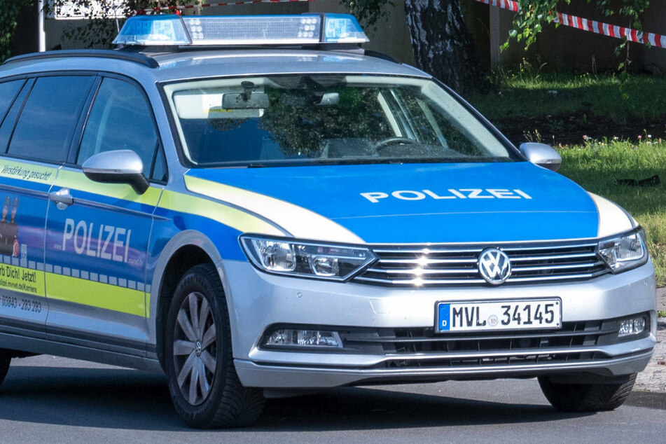 Am Sonntagabend sind Gäste eines Restaurants in der engen Altstadt von Stralsund nur knapp einem Unfall mit einem Auto entgangen. (Symbolfoto)