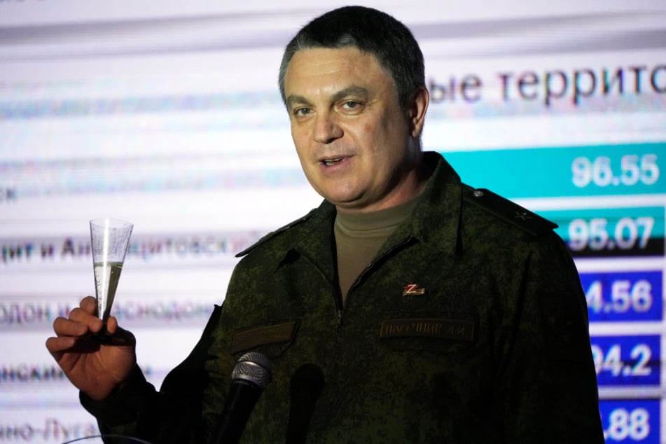 Leonid Passetschnik (52), Führer der selbst ernannten Volksrepublik Luhansk, erhebt ein Glas Champagner nach einem Scheinreferendum in der von Russland unterstützten und von Separatisten kontrollierten Volksrepublik Luhansk.