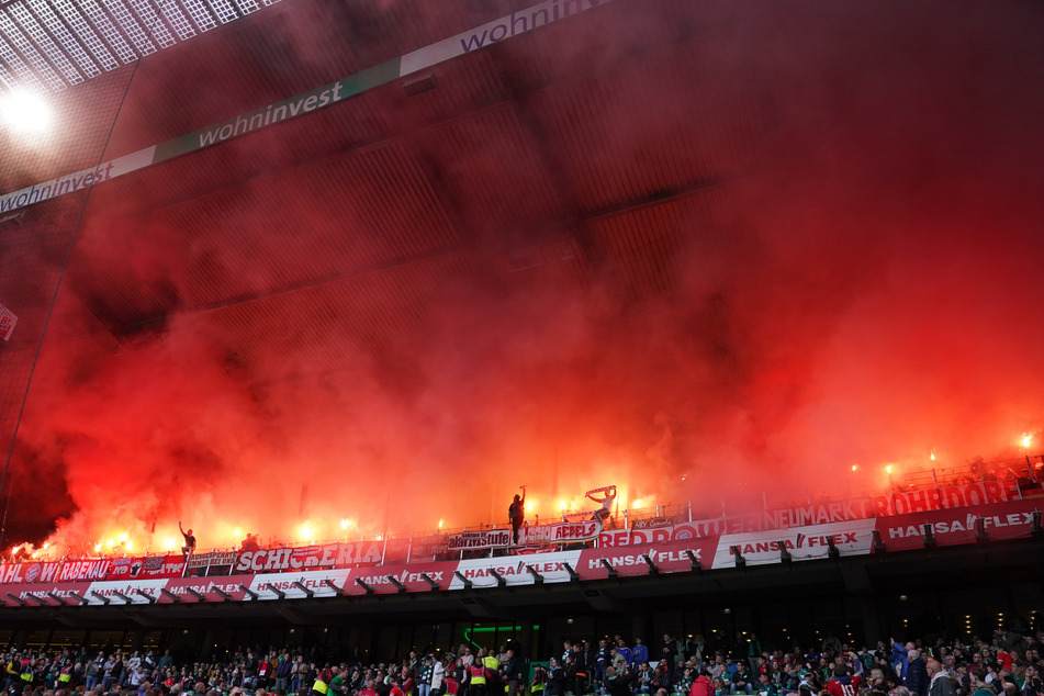 Zahlreiche Fans des FC Bayern München haben beim Bundesligaspiel gegen Werder Bremen im Gästeblock Pyrotechnik gezündet.