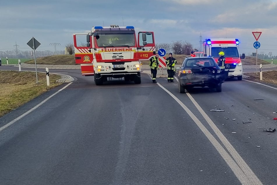 Schwerer Unfall im Harz: Auto landet nach Kreisverkehr-Crash auf Acker