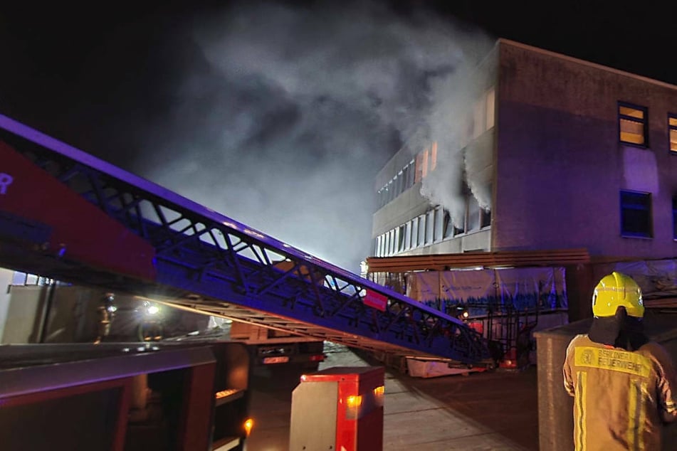 Feuerwehr-Großeinsätze in Berlin nach Keller- und Bürobrand
