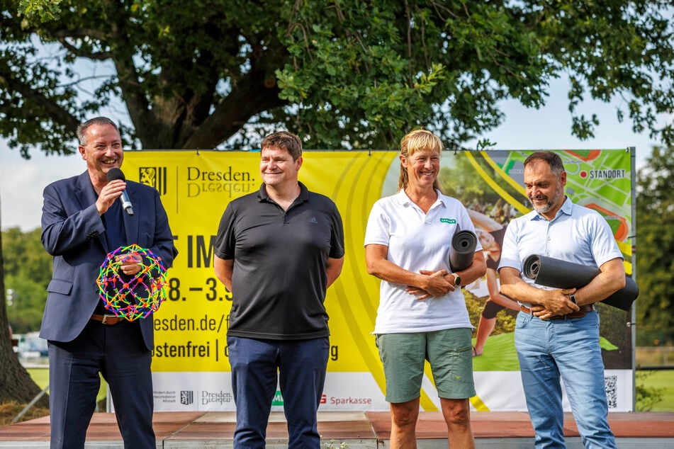 Sportbürgermeister Jan Donhauser (57, CDU, v.l.), Sportstätten-Leiter Gunnar Krisch (47), Kerstin Müller (57) von der Barmer und Jan Klemmer (53) von der Sparkasse eröffneten "Fit im Park".