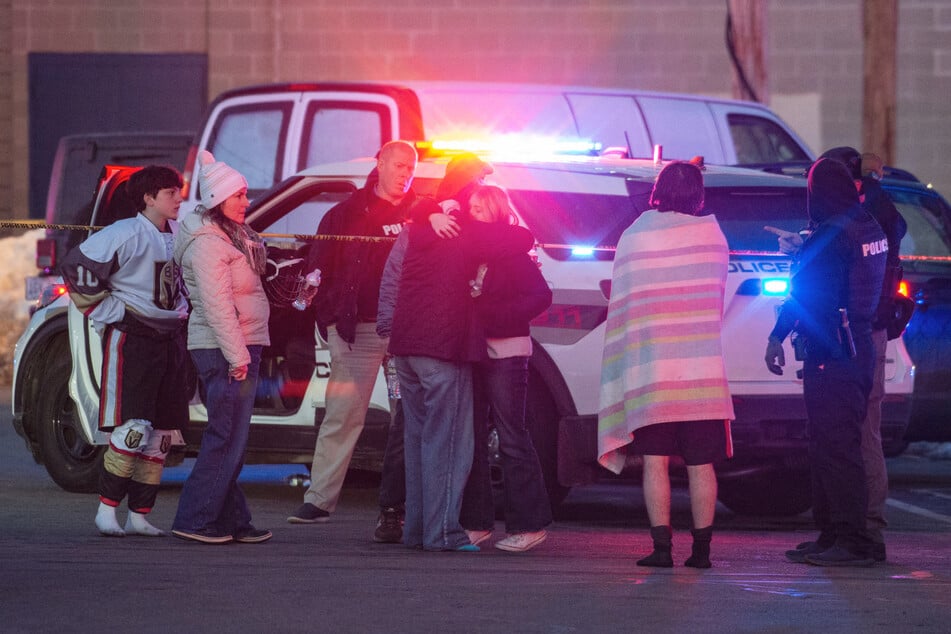 Vor der Eishalle mussten Augenzeugen getröstet werden.
