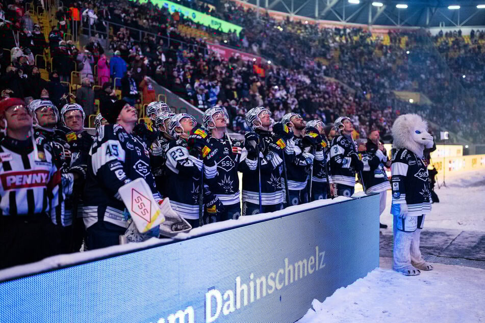 Gebannt schauten die Eislöwen dem Feuerwerk nach Spielschluss zu. Für alle war das Winter Game ein Höhepunkt.