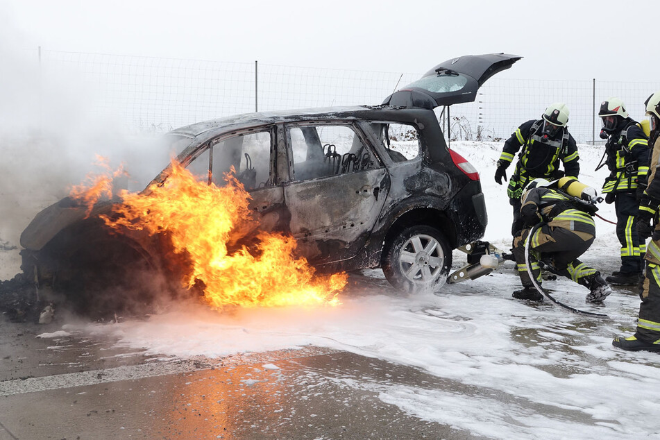Die Feuerwehrleute konnten den Brand erst unter Kontrolle bringen, als das Auto komplett hinüber war.