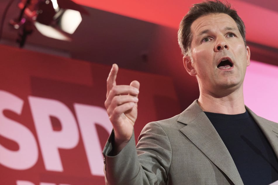 SPD-Spitzenkandidat Steffen Krach geht den Bürgermeister hart an.