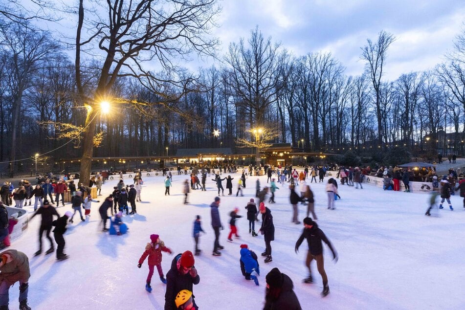 Endspurt beim Dresdner Winter: Noch einmal lädt die Eisbahn auf dem Konzertplatz Weißer Hirsch zum Schlittschuhlaufen ein.
