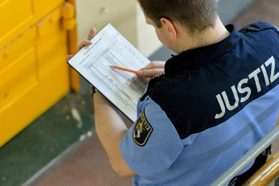 Der beschuldigte Justizbeamte sitzt in Untersuchungshaft. (Symbolbild)
