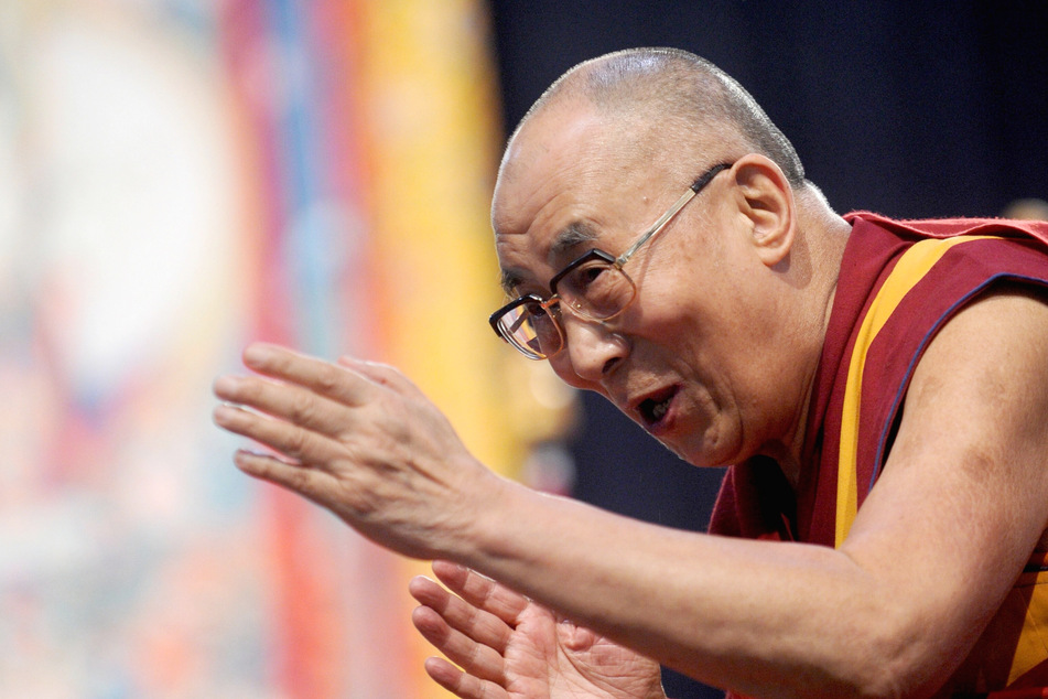 Dalai Lama apologizes after asking a child to "suck my tongue"