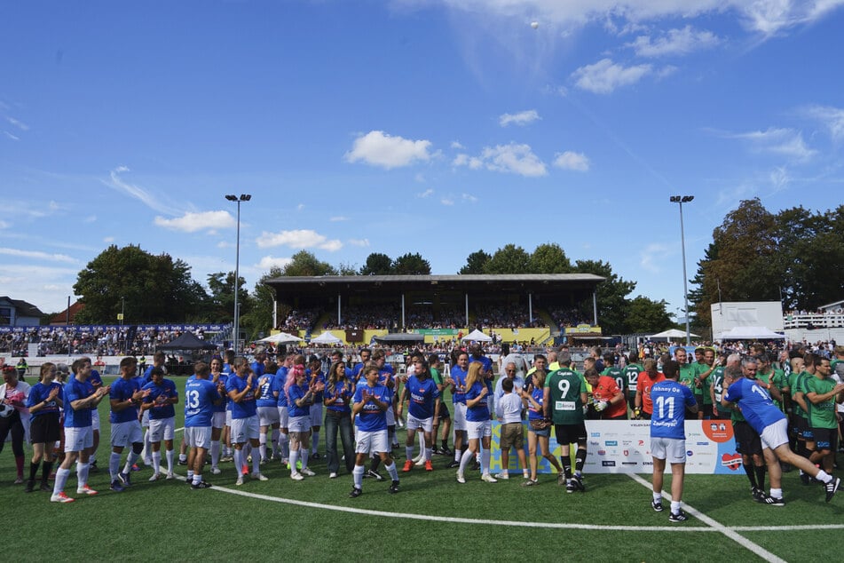 Zum 16. Mal traten die Ärzte des UKE als Placebo Kickers gegen die Promis als Hamburg Allstars im Benefiz-Fußballspiel "Kicken mit Herz" gegeneinander an. Insgesamt 220.000 Euro Spenden konnten eingenommen werden - eine neue Rekordsumme.