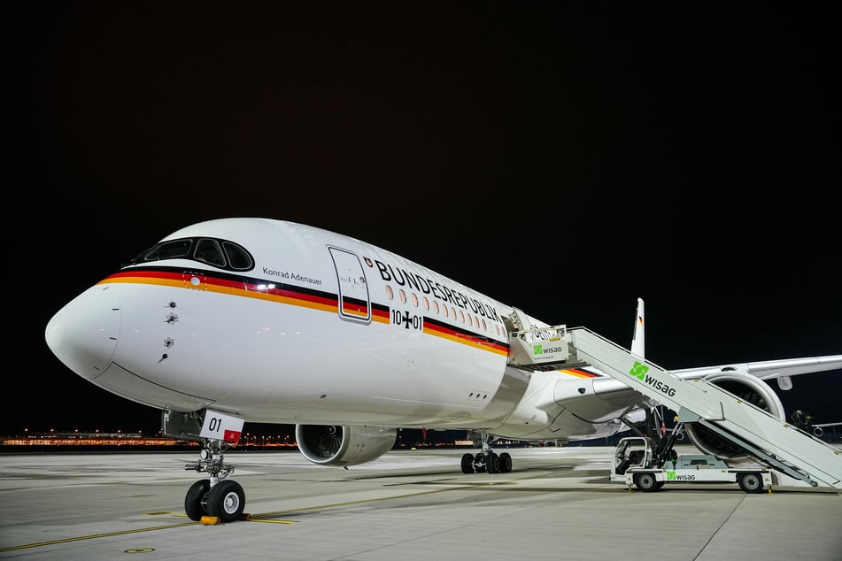 Die "Konrad Adenauer" wurde von der Flugbereitschaft der Bundeswehr Ende 2022 in Dienst gestellt. Am Samstag fliegt Bundeskanzler Olaf Scholz mit dem Airbus A350-900 nach Südamerika.