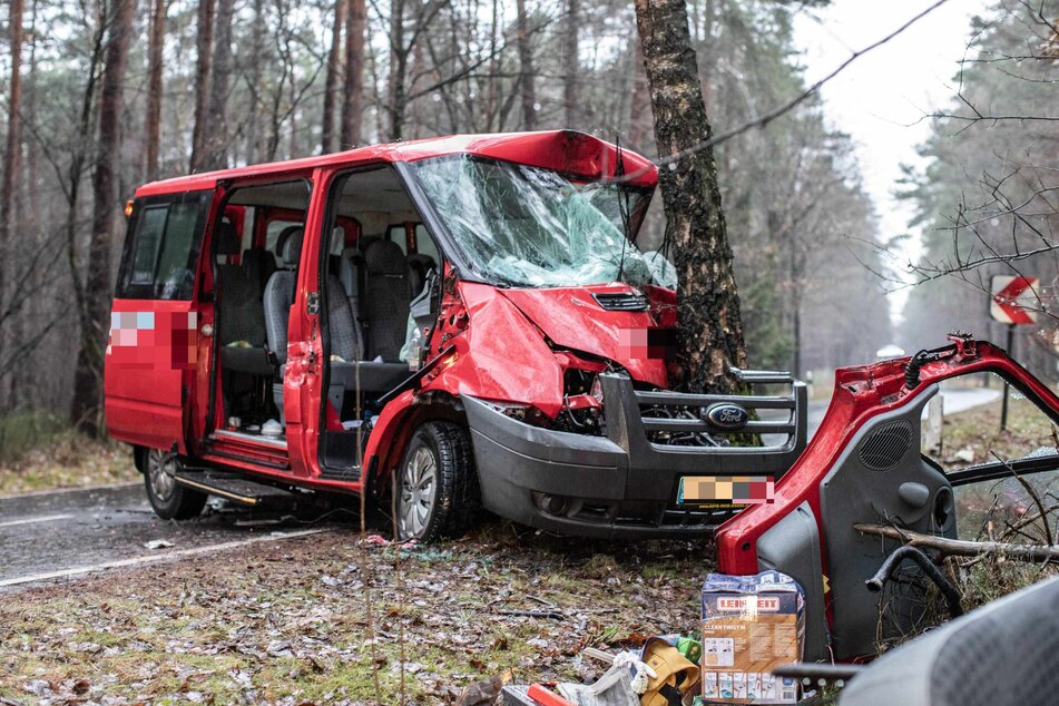 Schulbus kracht in Baum: Fahrerin in Lebensgefahr, vier Schüler verletzt