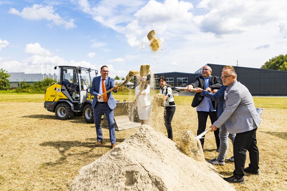 Wirtschaftsminister Dirk Panter (51, SPD, l.) und Liofit-Chef Ralf Günther (67, 3.v.r.) am Donnerstag beim Spatenstich.
