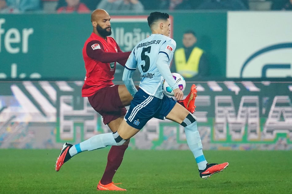 Dennis Hadzikadunic (25, r) leistete sich vor dem zweiten Gegentor mal wieder einen dicken Bock.