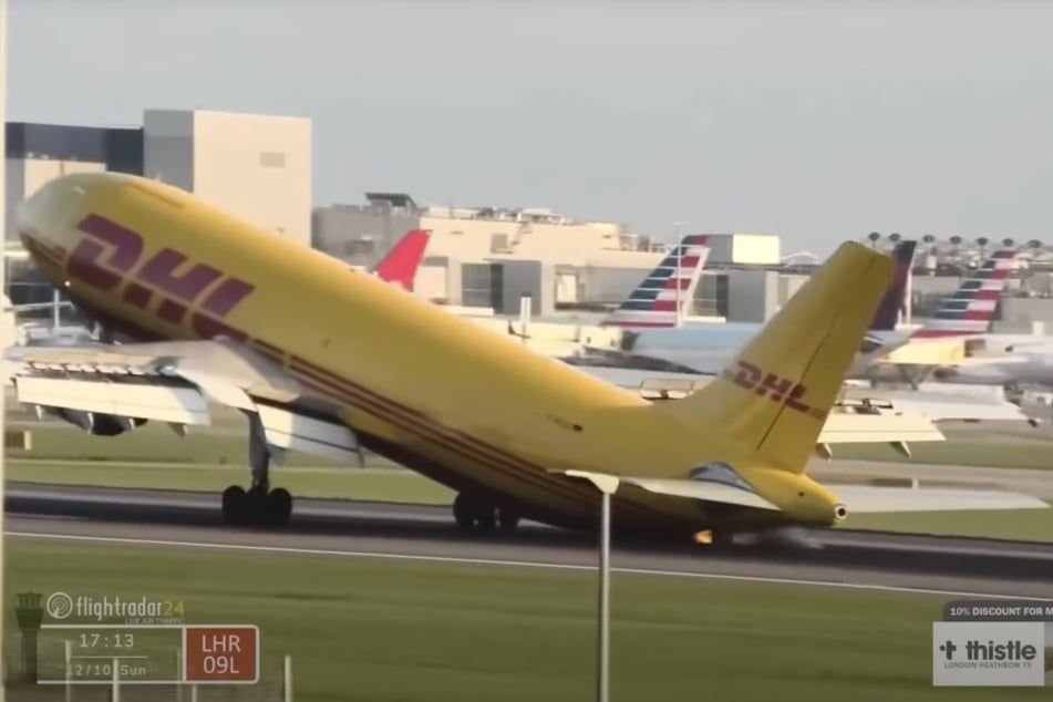 Der Augenblick, in dem es Funken sprüht. Der Leipziger DHL-Airbus schlägt in London mit dem Heck auf die Landebahn.