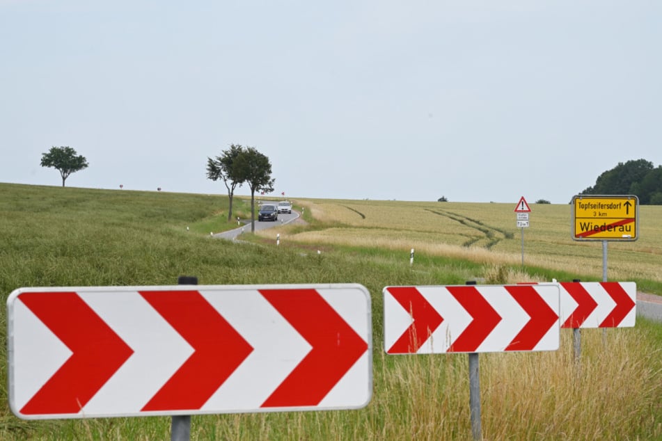 Nach dem Unfall flüchtete der unbekannte Autofahrer zurück nach Topfseifersdorf. Die Polizei hofft auf Hinweise.
