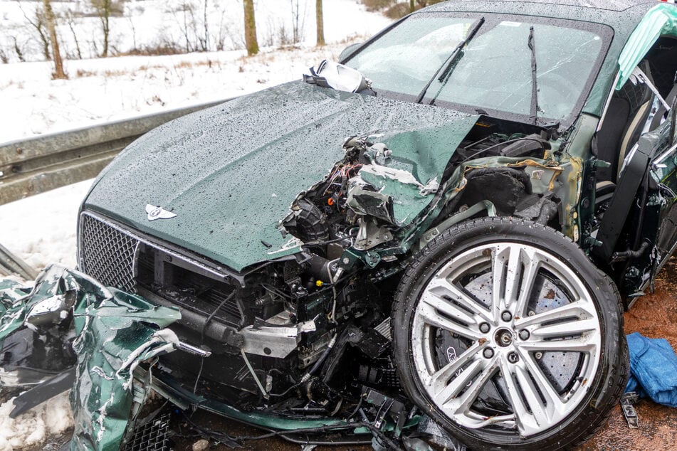 Mercedes und Bentley krachen ineinander: Drei Menschen teils schwer verletzt