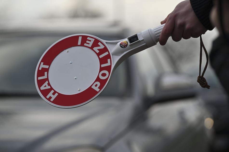 Die Polizei in Mansfeld-Südharz stoppte gleich zweimal einen jungen Autofahrer, der berauscht Auto gefahren ist. (Symbolbild)