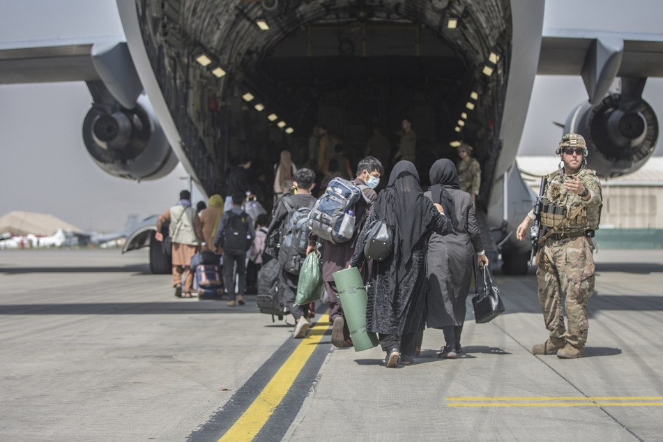 Tausende Menschen warten auf die Rettung aus Afghanistan, nur wenigen gelingt es.
