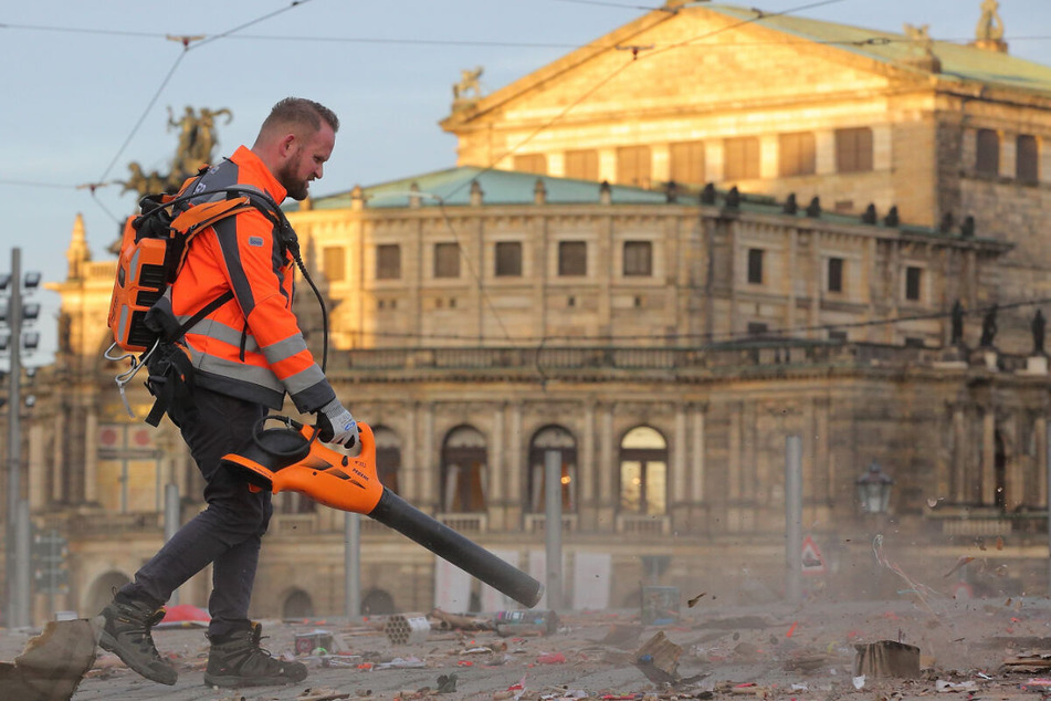 Während die meisten Dresden noch schliefen, reinigte SRD-Mitarbeiter Stefan Wolf (39) mit seinen Kollegen schon die Innenstadt.