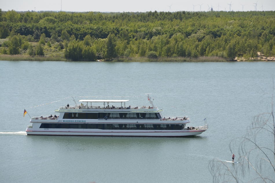 Ein Schiff fährt über den Markkleeberger See - auch dieses beliebte Gewässer hat einiges zu bieten.