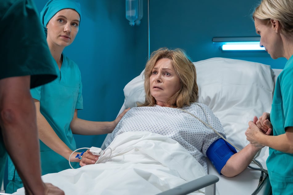 Als Yvonne Habermann (Maren Gilzer, M.) nach ihrem Eingriff aufwacht, ist sie verwirrt und desorientiert.
