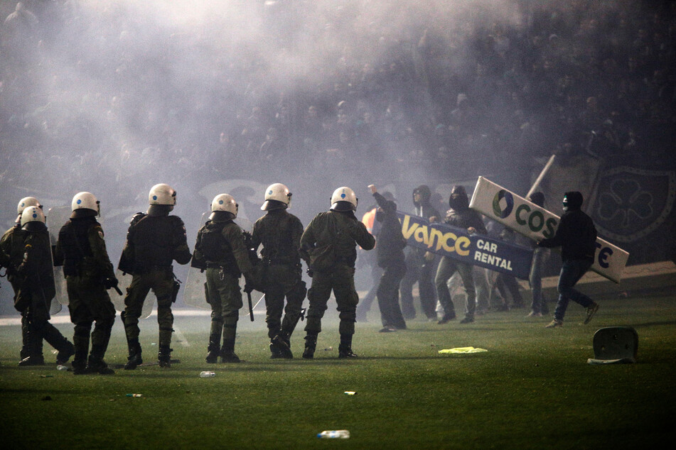 In Griechenland kommt es immer wieder zu heftigen Zusammenstößen zwischen verschiedenen Fanlagern oder Hooligans und Polizei. Damit ist nun vorerst Schluss.
